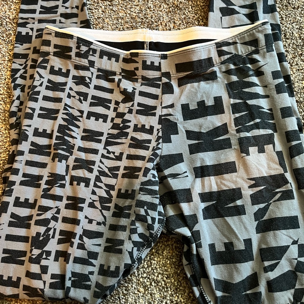 Lightly worn Nike leggings, size M - Picture 3 of 4